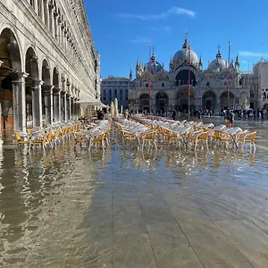 https://peggy-suite.hotelinveneto.com